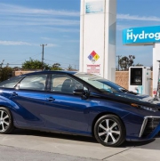Toyota a Shell chtějí budovat čerpací stanice na vodík