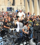 Papež František požehnal motocyklům Harley-Davidson