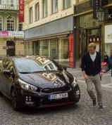 Kia točí s Janákem