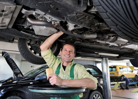 Mechanic_at_assembly.jpg